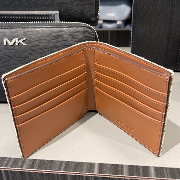 Michael Kors Men’s Women’s Cooper Logo Fabric Billfold Wallet Light Cream
Unisex - Picture 10 of 16